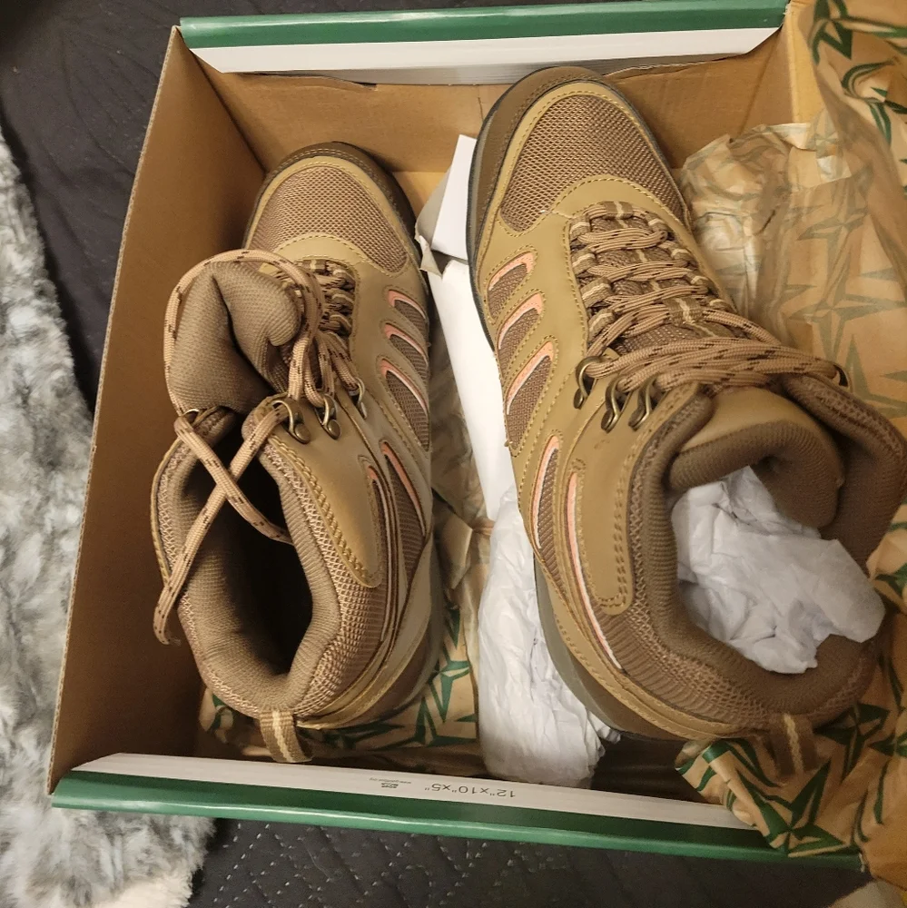 NIB! Eastland hiking boots! Color Ash-Natural